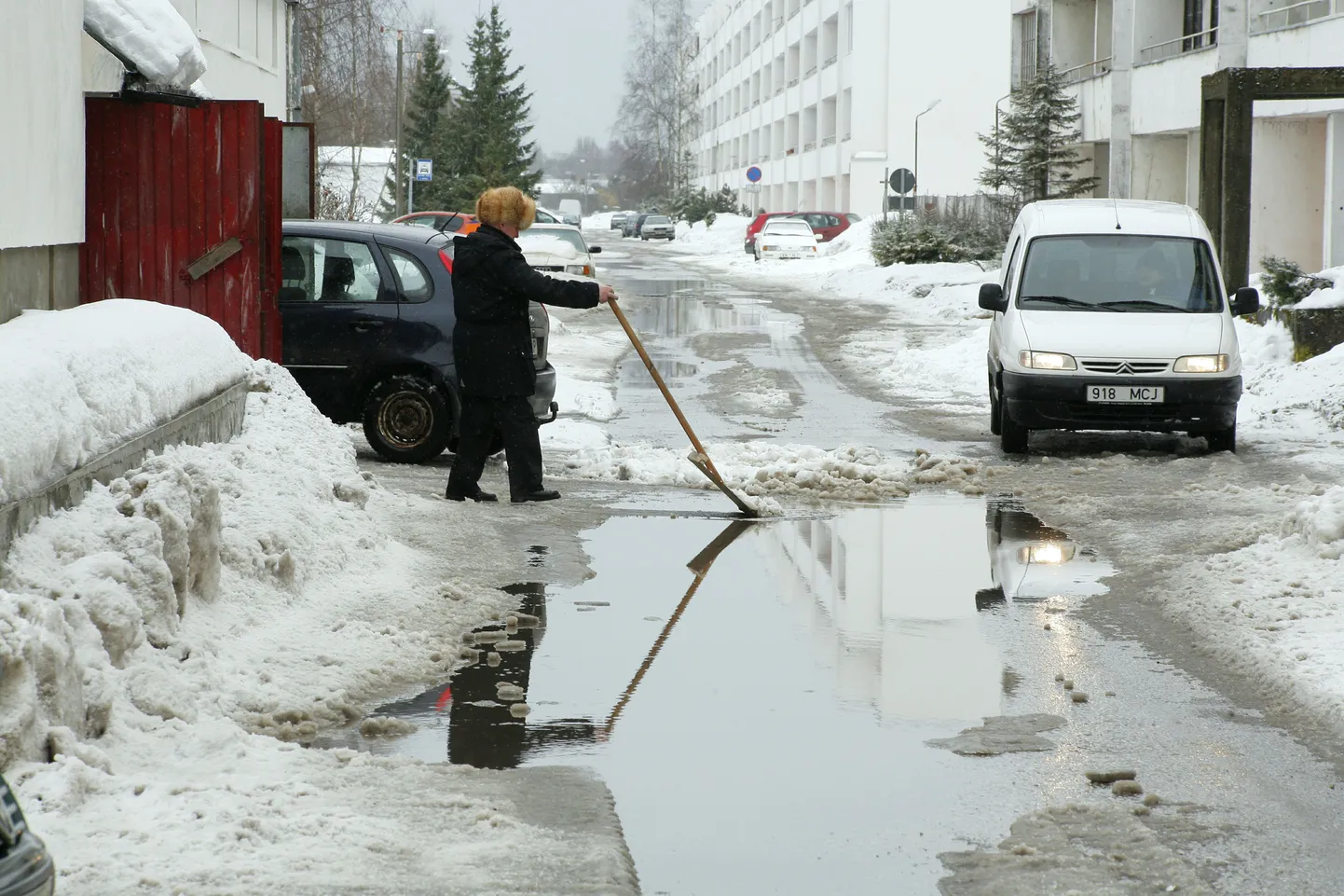 Lumesulamisveed Pärnus Kuldse kodu ees.