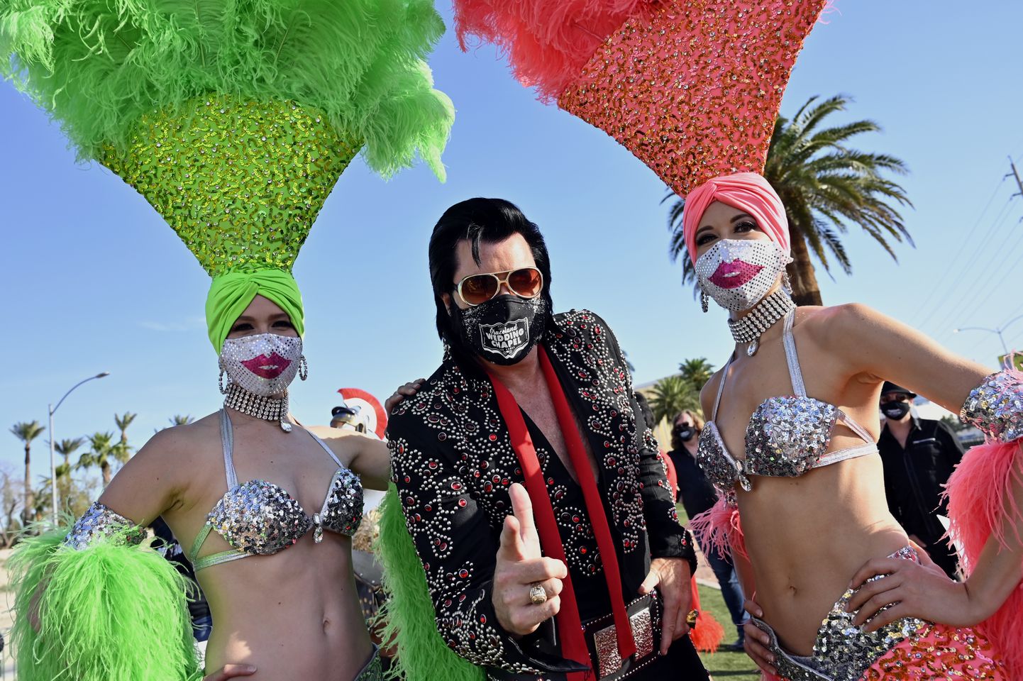 Elvis Presley jäljendaja Brendan Paul koos showtüdrukutega Las Vegases korraldatud üritusel, kus anti avapauk maskikandmiskampaaniale Nevada osariigis. Kuberner Steve Sisolak allkirjastas õigusakti, mis kohustab kõiki osariigi elanikke, sh Las Vegase meelelahutustöötajaid ja külalisi, kandma avalikus ruumis maske alates 26. juunist 2020.