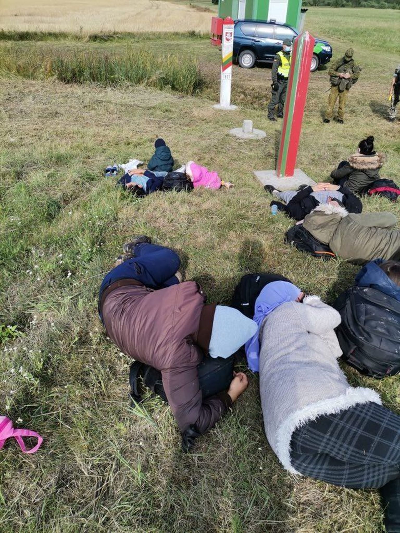 LÕKSUS: Paljud Valgevene-Leedu piirile jõudnud pagulased on sunnitud ööbima lageda taeva all.