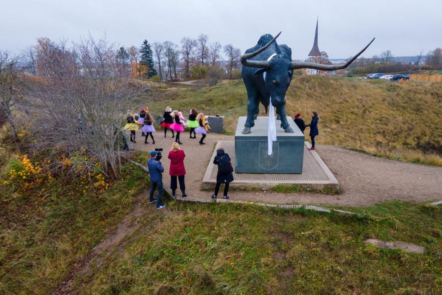 Rakvere kultuurifestivali avati sümboolselt Vallimäel tarva kuju juures.