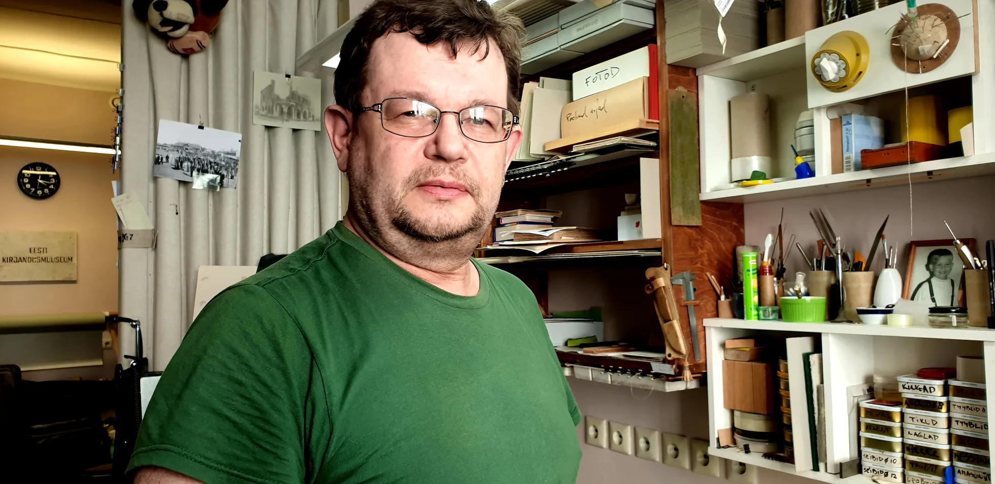 Jaanus Tordik oma kirjandusmuuseumi töötoas. Tartu kunstikoolis on ta haridust omandanud kolm korda, talle on J. Kuperjanovi maja väga kallis.
