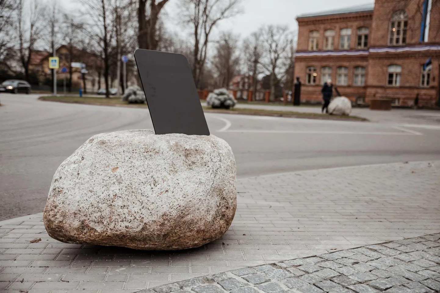 Raudkivide rivi Pärnu kesklinnas pajatab riigi sünnilugu.