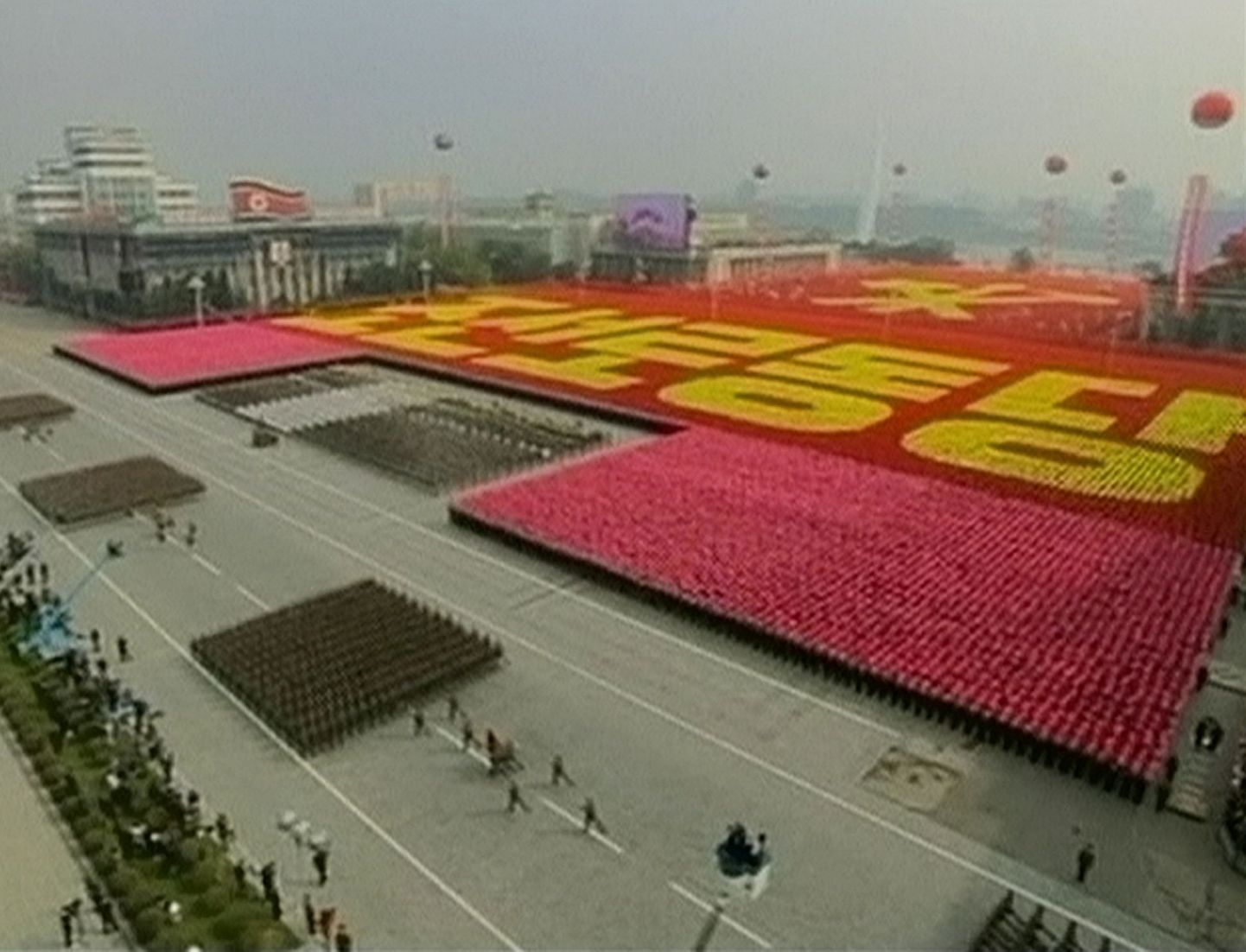 Sõjaväekolonnid Põhja-Koreas Pyongyangis, kus tähistati 65 aasta möödumist Tööliste Partei moodustamisest.