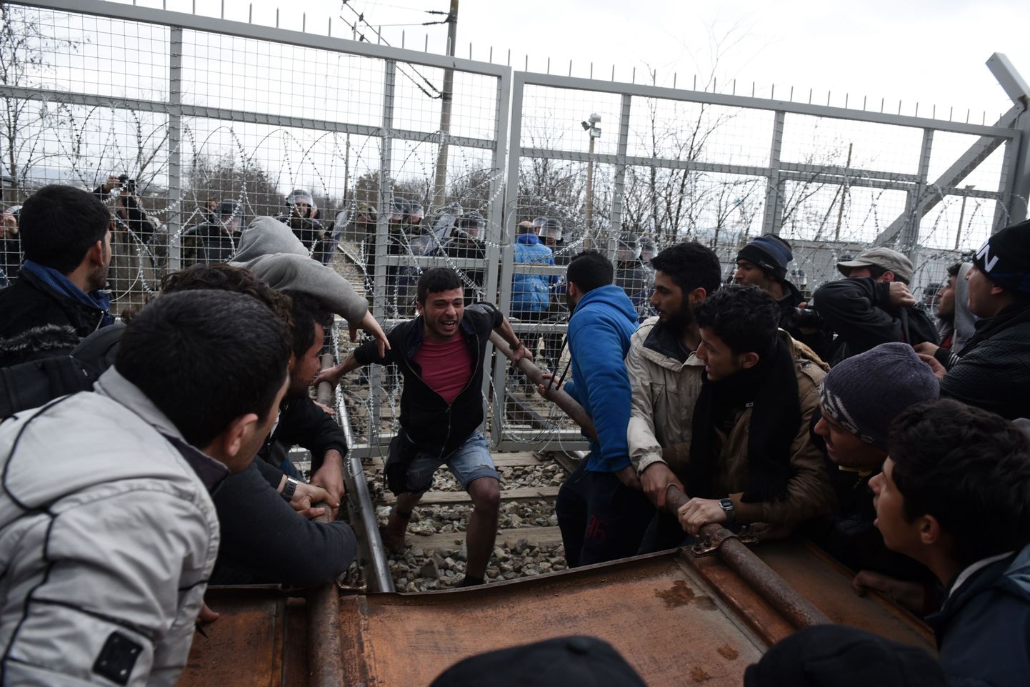 Мигранты, скопившиеся на границе Греции и Македонии в районе Идомени, прорвали пограничные заграждения с помощью самодельного тарана.