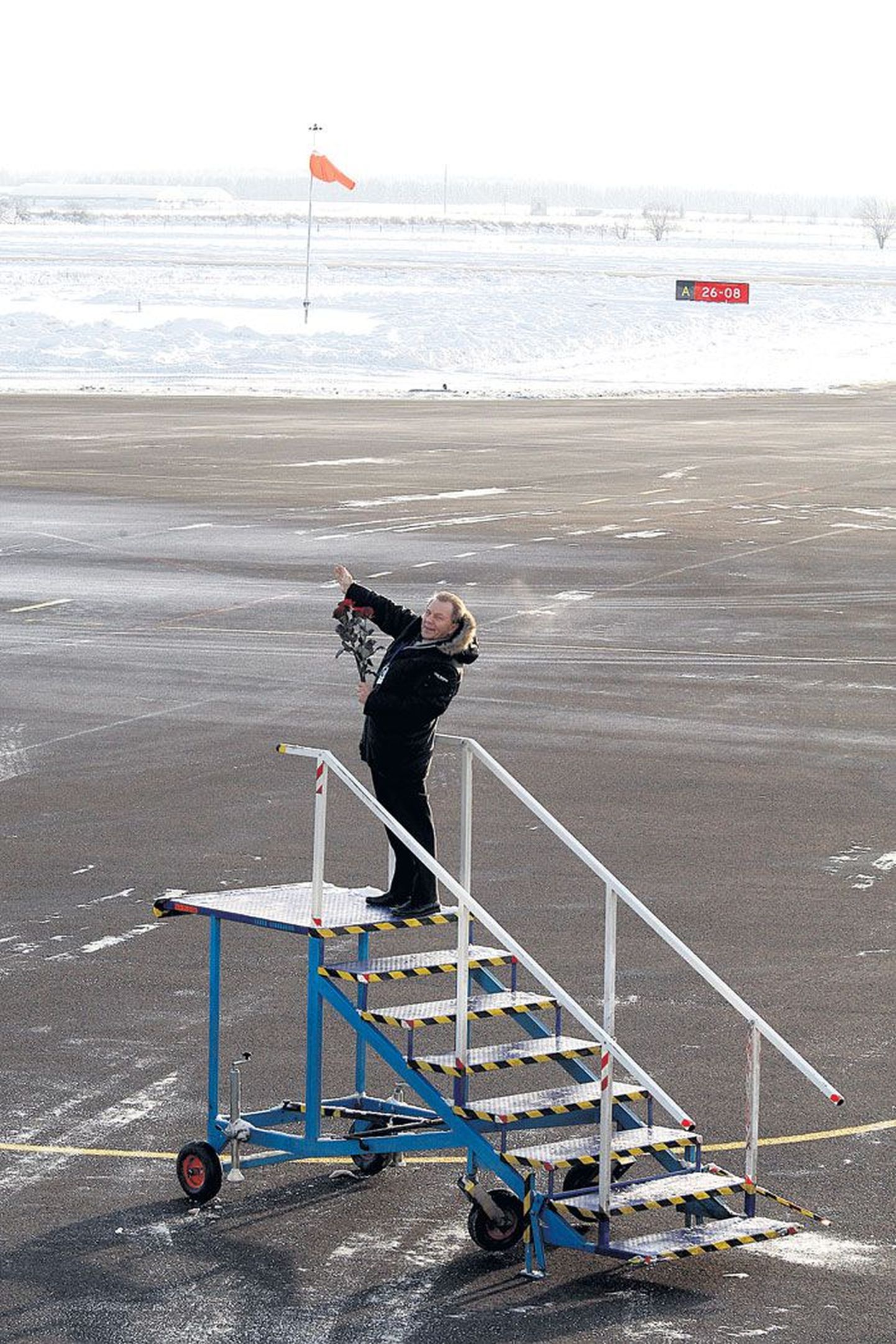 Aastast 1978 Tartu lennujaama juhina töötanud Rein Mark võttis eilsel pensionilemineku päeval lillekimbu kätte ja tõusis lahkumisfoto tegemiseks lennukitrapile. Taamal lumeväljal on see heinamaa, kus Margi töötee Tartu lennuväljal algas.