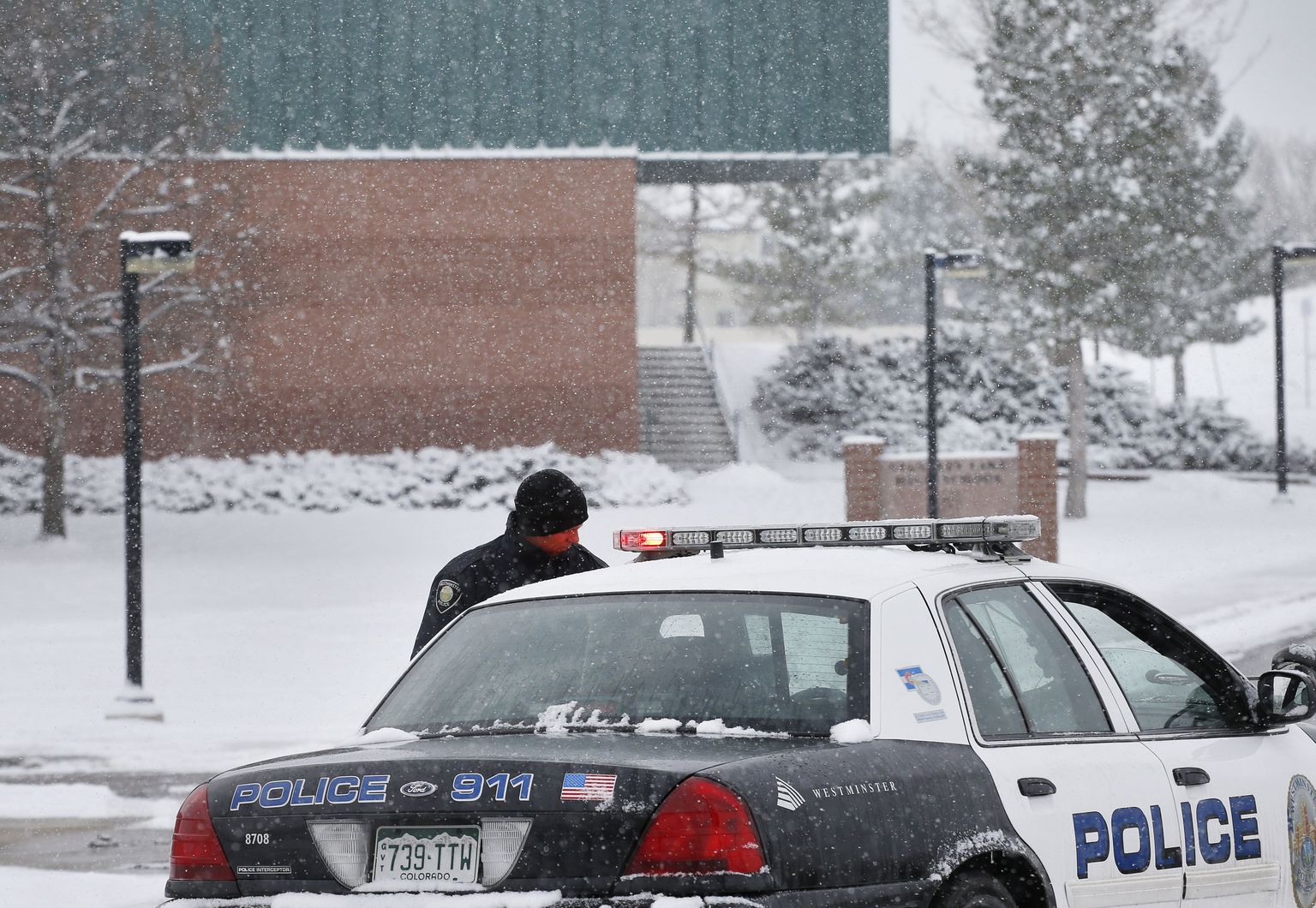 Politsei Denveris asuva kooli ees, kus õpilane end põlema pani