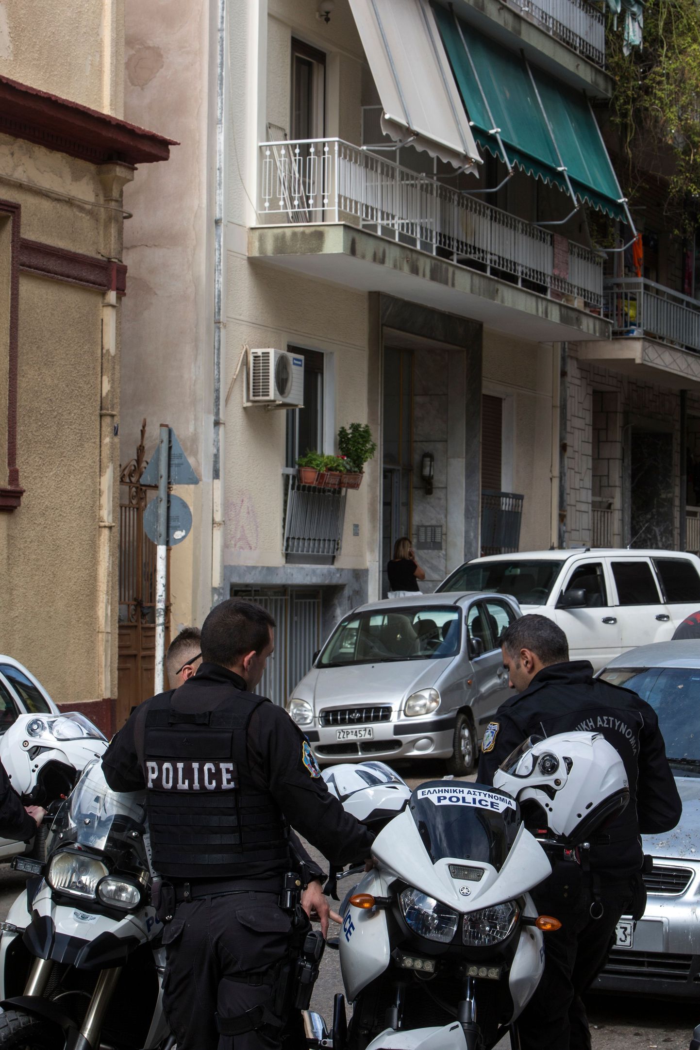 Kreeka politsei arvatava pommitaja kortermaja ees seismas.