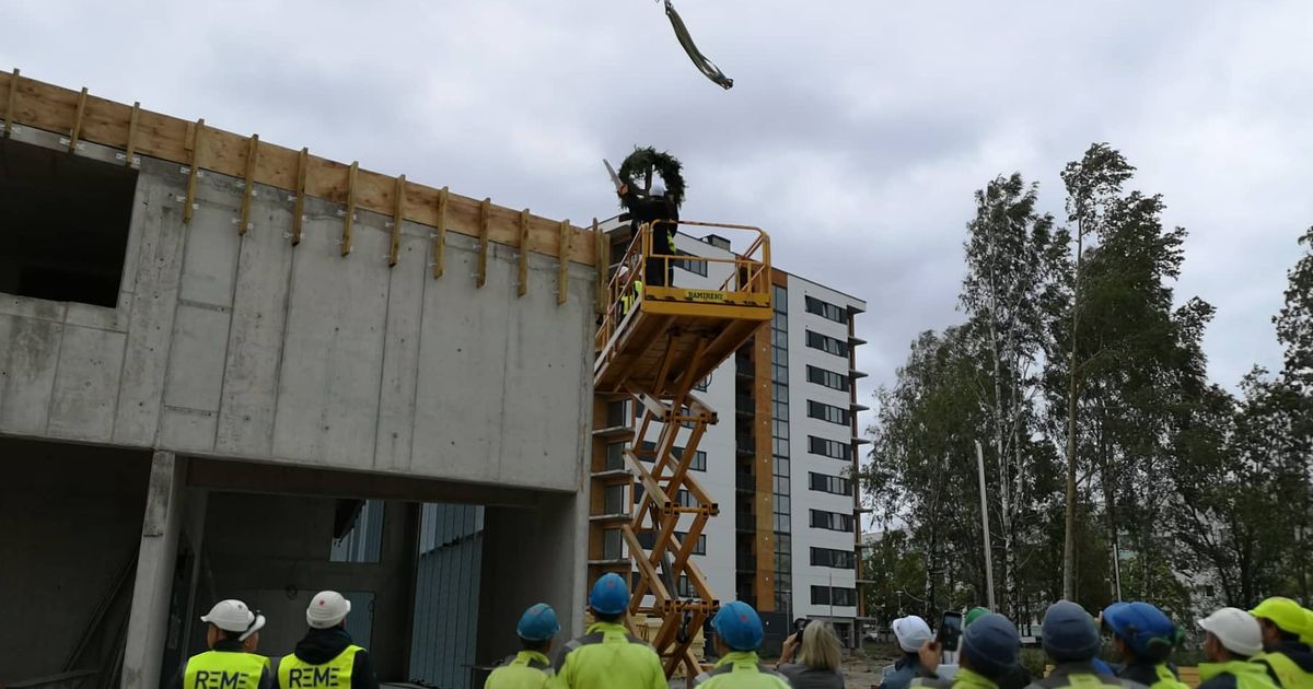 Pildid: uue lasteaia sarikapärja tõi katuselt alla linnapea