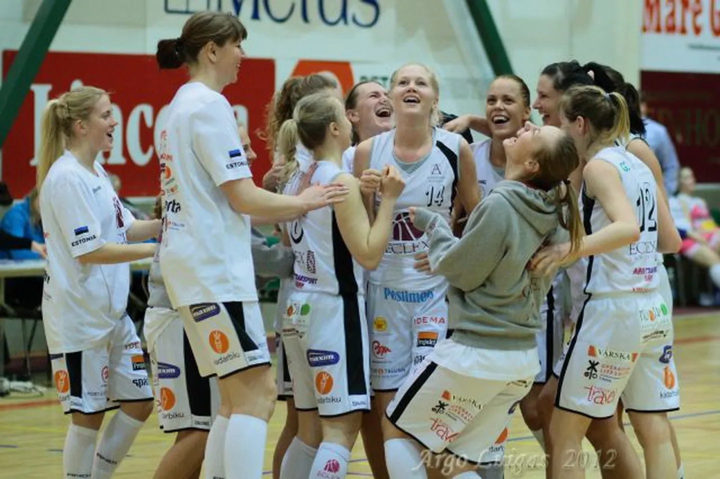 Eclexi naiskond võidu üle rõõmustamas.