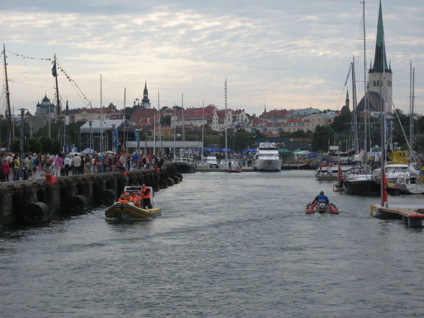 Lõbusõidud väikelaevadega Tallinna merepäevade ajal.