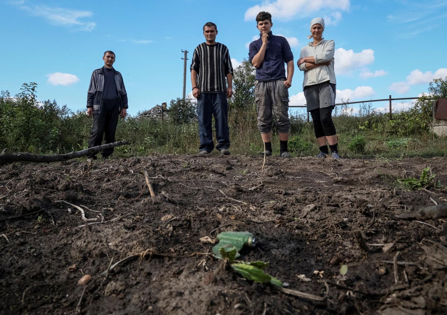 Жители Харьковской области возле противопехотных мин, размещенных российскими войсками.