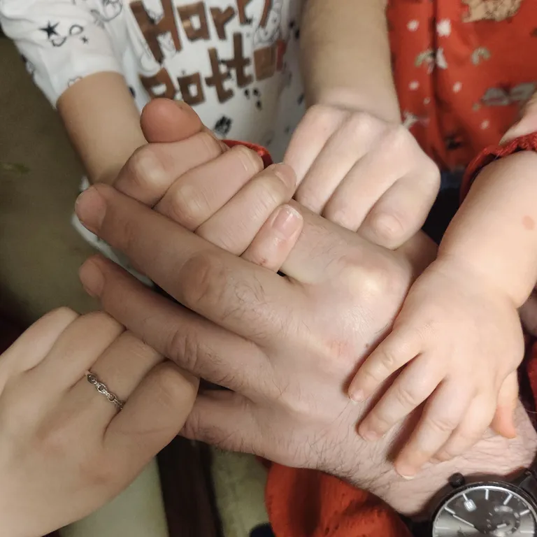 Traditsiooniline “isa ja tütred” kätefoto, jõulud 2021.