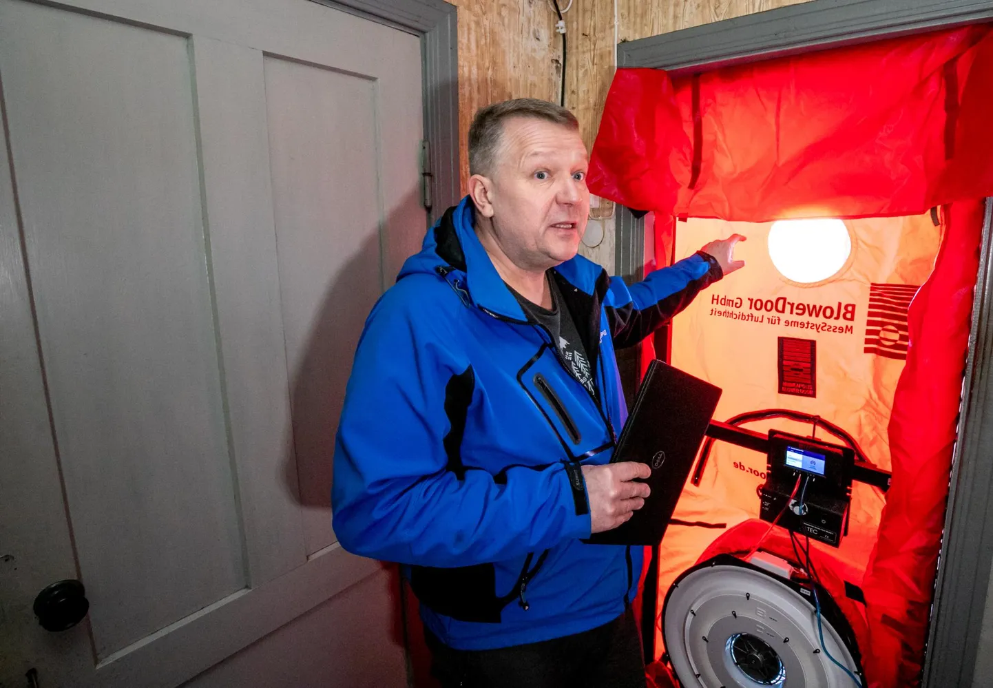 OÜ Termopildi soojustehnikainsener ja energiaaudiitor Tõnu Tiit rääkis, et hoonesse sisenev külm välisõhk on üks olulisemaid kütteenergiakulusid mõjutavaid tegureid. Mida suurem õhulekkearvu väärtus, seda suurem on küttekulu siseneva külma välisõhu soojendamiseks.