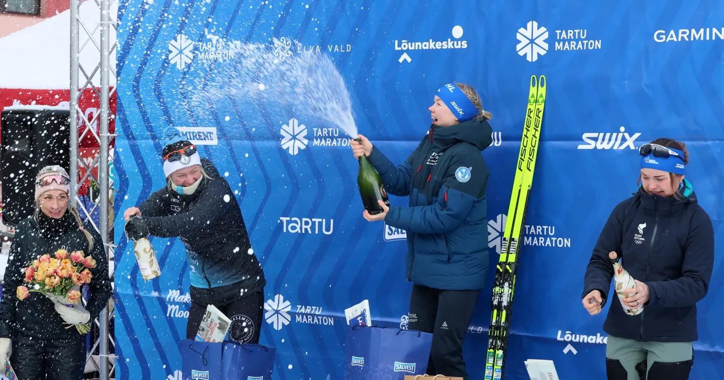 Viljandimaa suusataja Teesi Tuul (keskel) kaitses 51. Tartu maratonil mullust võitu. Fotol rõõmustab ta koos naiste arvestuse teise koha omaniku Tatjana Mannima (vasakul) ja kolmanda koha omaniku Õnnela Rodenauga (paremal).