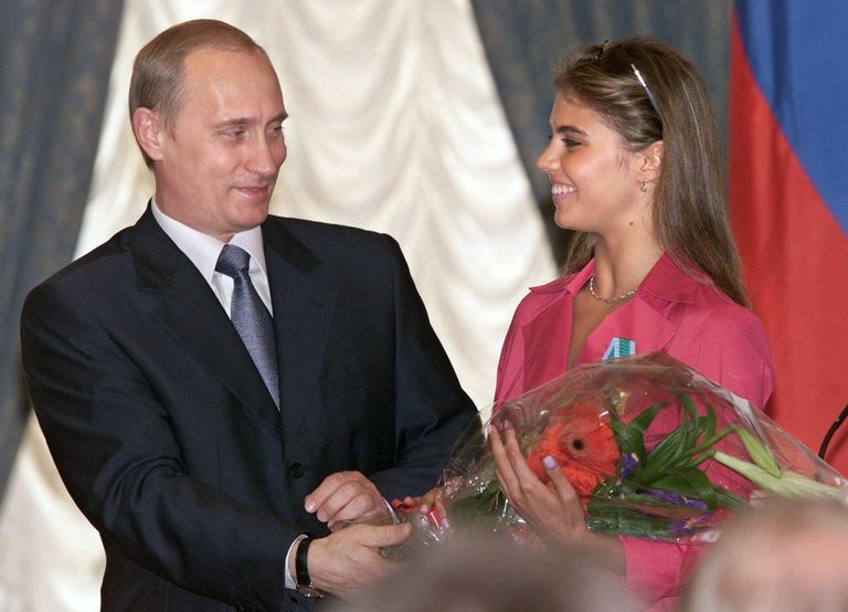 Путин дарит цветы гимнастке Алине Кабаевой, Июнь 2001 года
