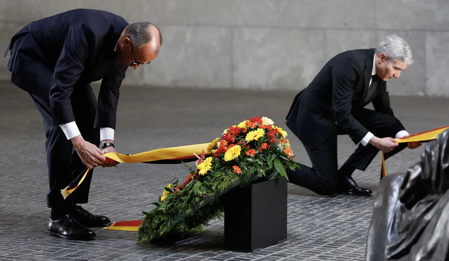 Saksa liidukantsler Friedrich Merz ja põhiseaduskohtu esimees Stephan Harbarth täna Berliinis Neue Wache memoriaalil.