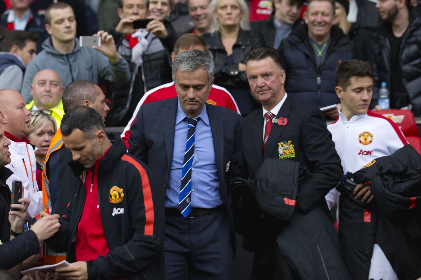 Keskel Jose Mourinho ja Louis van Gaal, ees vasakul Ryan Giggs.