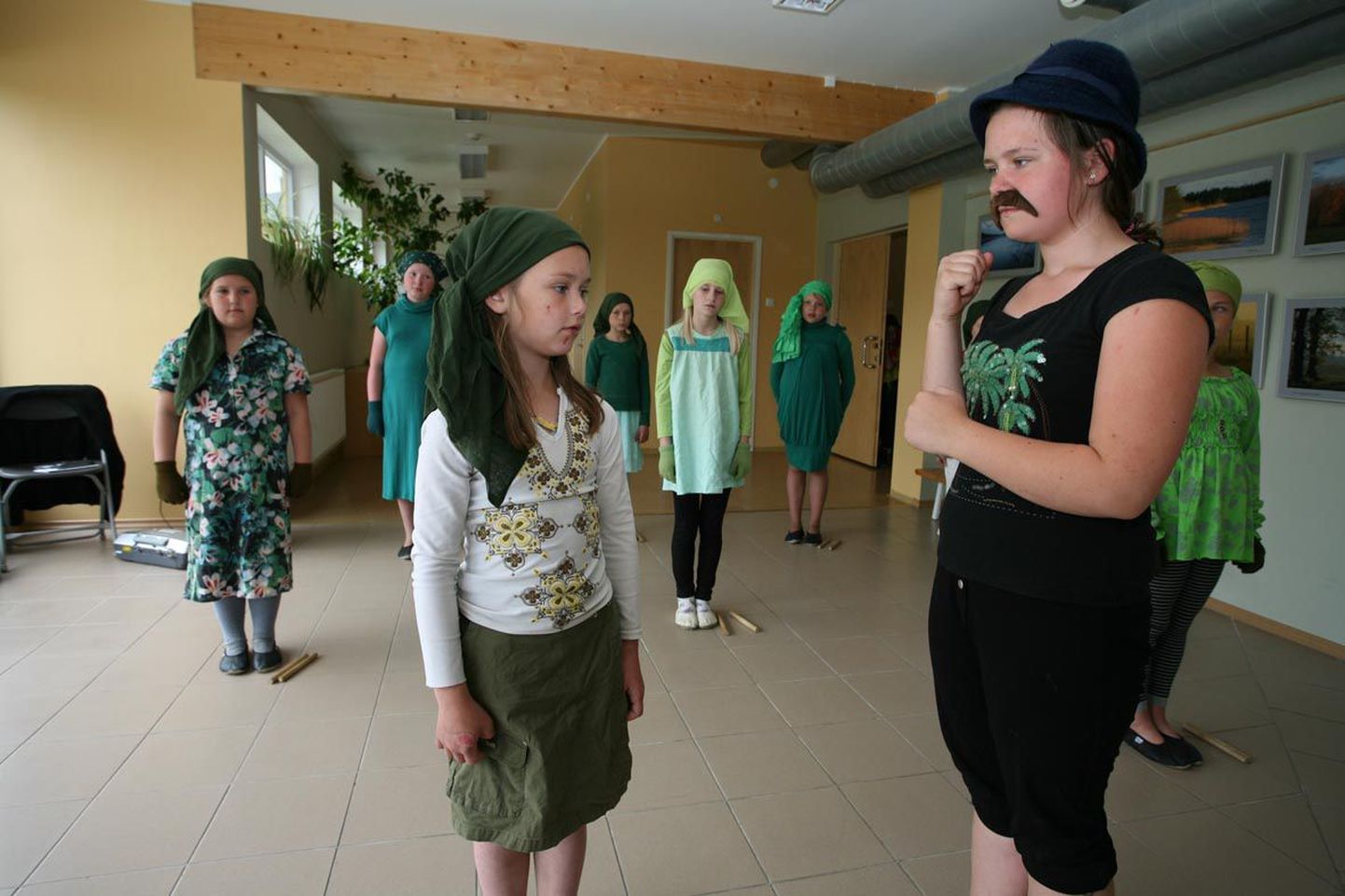 Ka väike kool pakub lastele küllaga tegevust. Tarbja lasteaed-algkooli õpilased metsateemalist näidendit harjutamas.