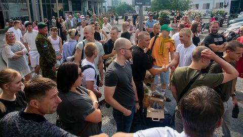 GALERII ⟩ Äsjane gümnaasiumilõpetaja Carina Kohv valis vaheaasta sisustamiseks ajateenistuse