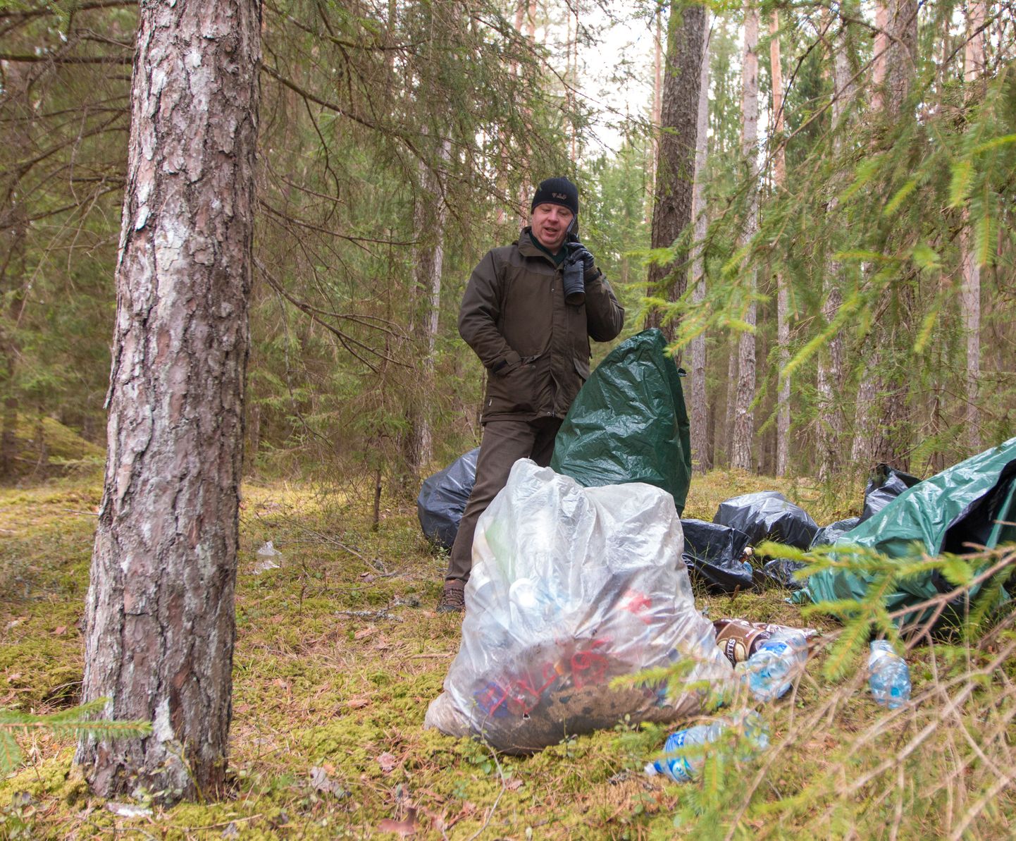 Metsaprügistamine kui mõnegi kodaniku elustiil annab metsaülem Risto Sepa sõnu riigimetsa majandamise keskusele tegevust aastaringi.