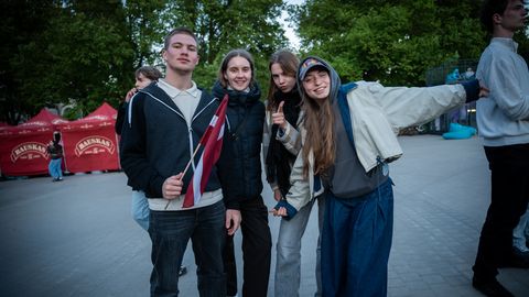 MEKLĒ SEVI! ⟩ Hokeja fani Esplanādē kopīgi vēro Latvijas un Norvēģijas ceturtdaļfināla maču