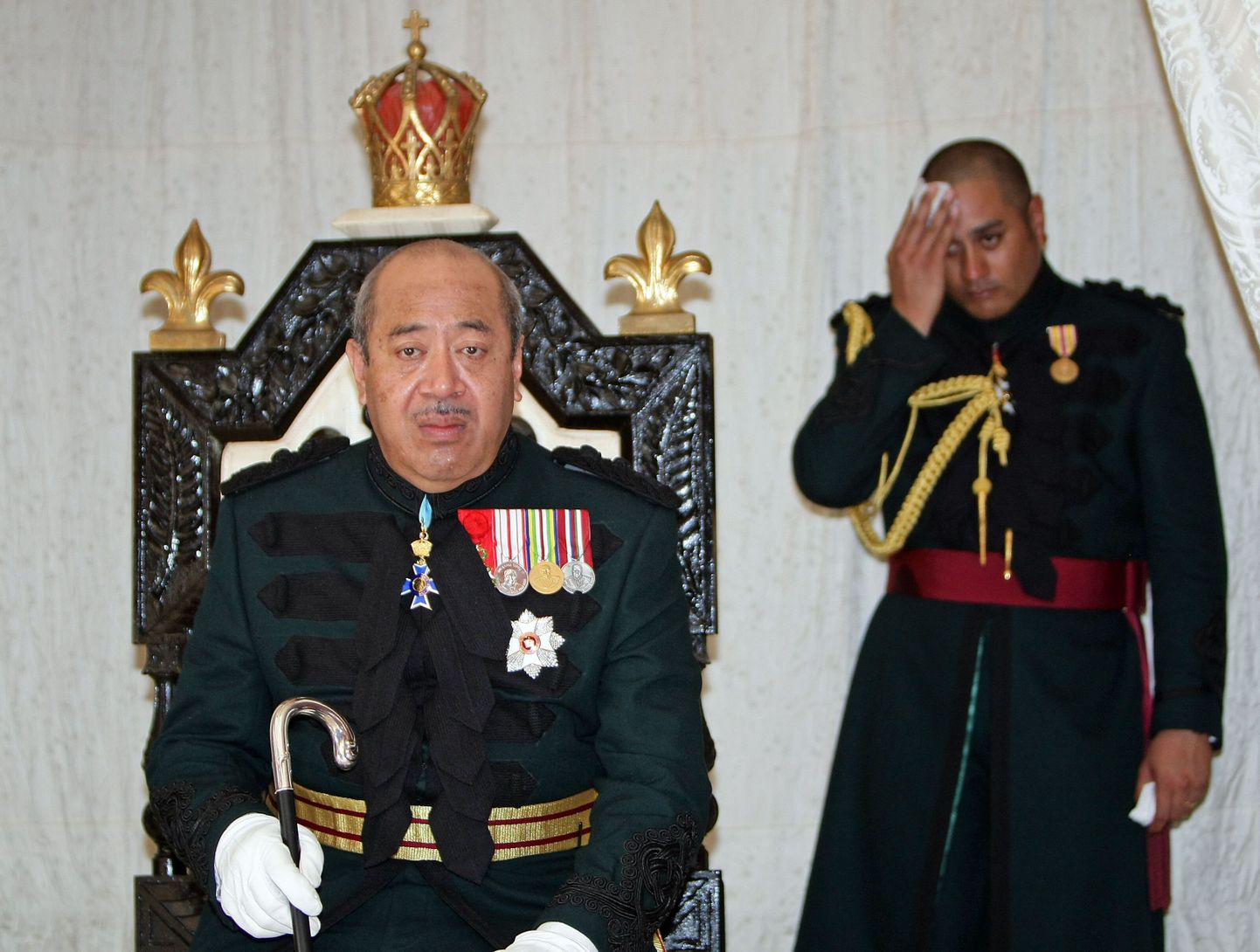 Tonga kuningas George Tupou V 2008. aastal oma troonil istumas.
