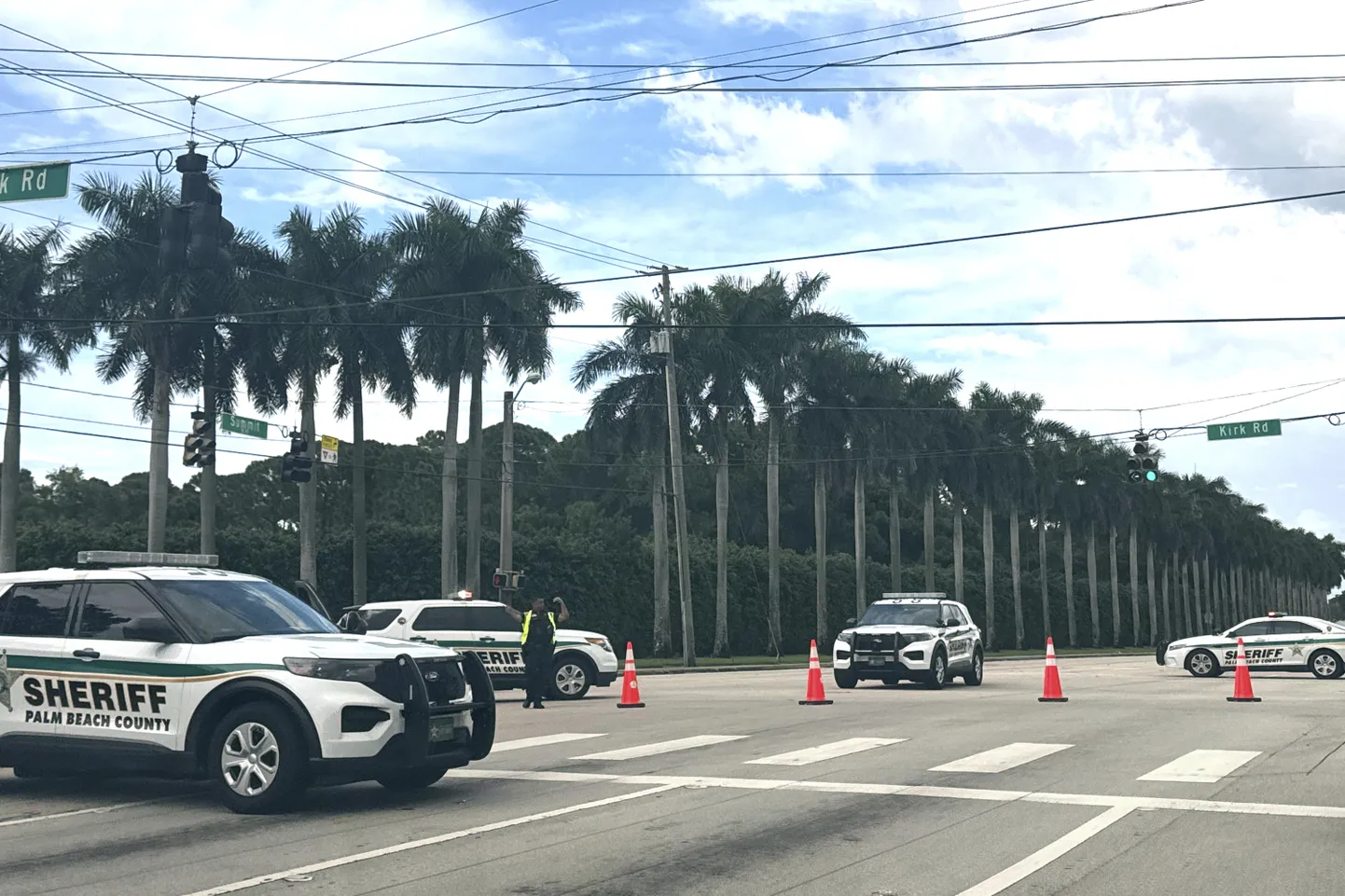 Politseiautod Donald Trumpile kuuluva golfikeskuse ligidal Floridas pärast tulistamist.