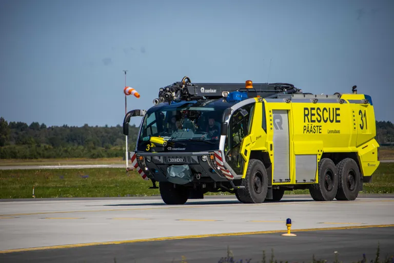 Kaitseväe päästeauto Elviine Ämari lennuväljal.