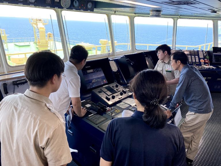 Laeva meeskond koos kapteniga said kaptenisillalt jälgida, kuidas tehisintellekt juhtimise üle võttis.