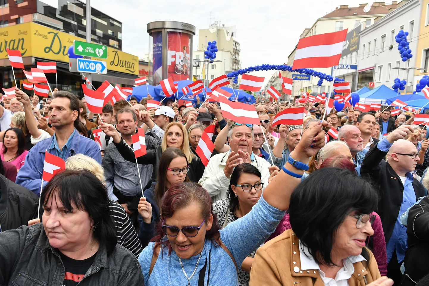Austria Vabaduspartei (FPÖ) toetajad 27. septembril kihutuskoosolekul.
