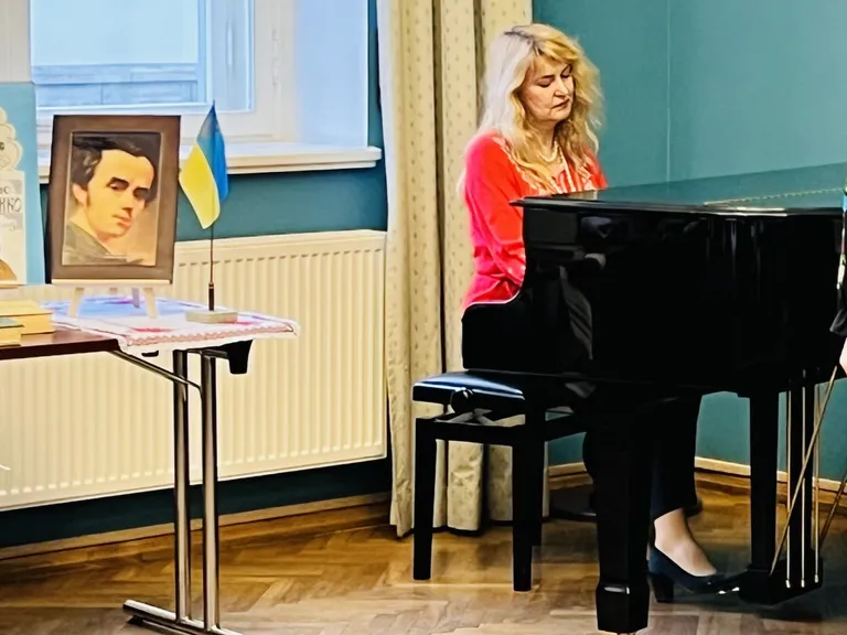 Праздничное мероприятие в Таллиннской центральной библиотеке по случаю 209-й годовщины со дня рождения Тараса Шевченко. За инструментом - переселенка из Украины Татьяна, профессиональный музыкант.