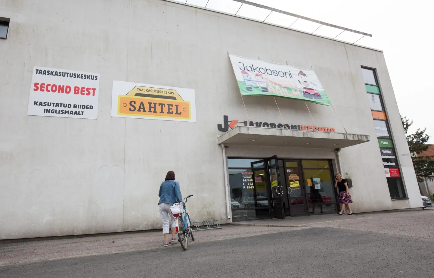 Teise ringi kaupluses Sahtel tuli klientidel veel nädal tagasi maksta kaardiga tasudes kaks protsenti rohkem kui sularahaga arveldades, ehkki seadus keelab sellise vahetegemise.
