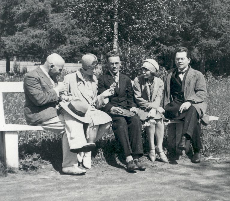1929. aastal sõbralikult pargipingil. Vasakult istuvad Johannes Vares-Barbarus, Elo Tuglas, Heiti Talvik, Emilie Vares-Barbarus, Friedebert Tuglas.