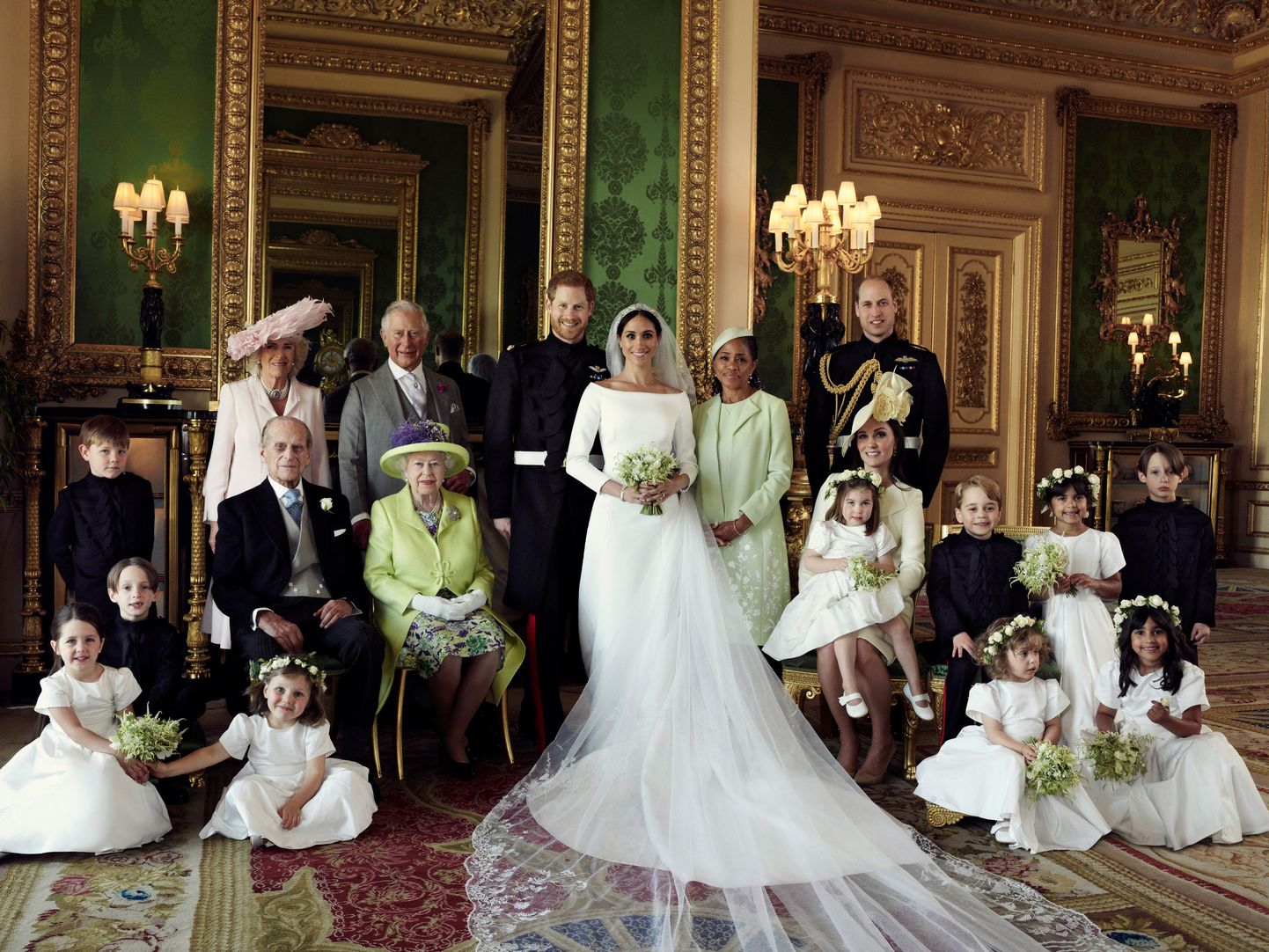 Ametlik pulmafoto kõikide kuningliku perekonna liikmetega