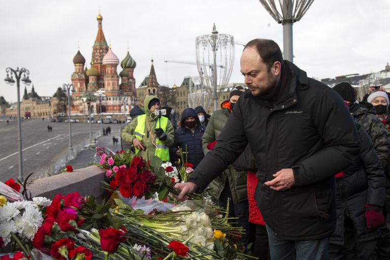 Владимир Кара-Мурза возлагает цветы к месту, где напротив Кремля 27 февраля 2015 года был застрелен его друг, лидер российской оппозиции Борис Немцов, Москва, Россия, суббота, 27 февраля 2021 года.