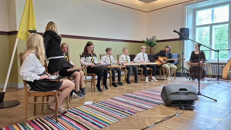 Vodja kooli vilistlased on kooliga tihedalt seotud, seekord aitasid nad ette valmistada sünnipäevakontserti.