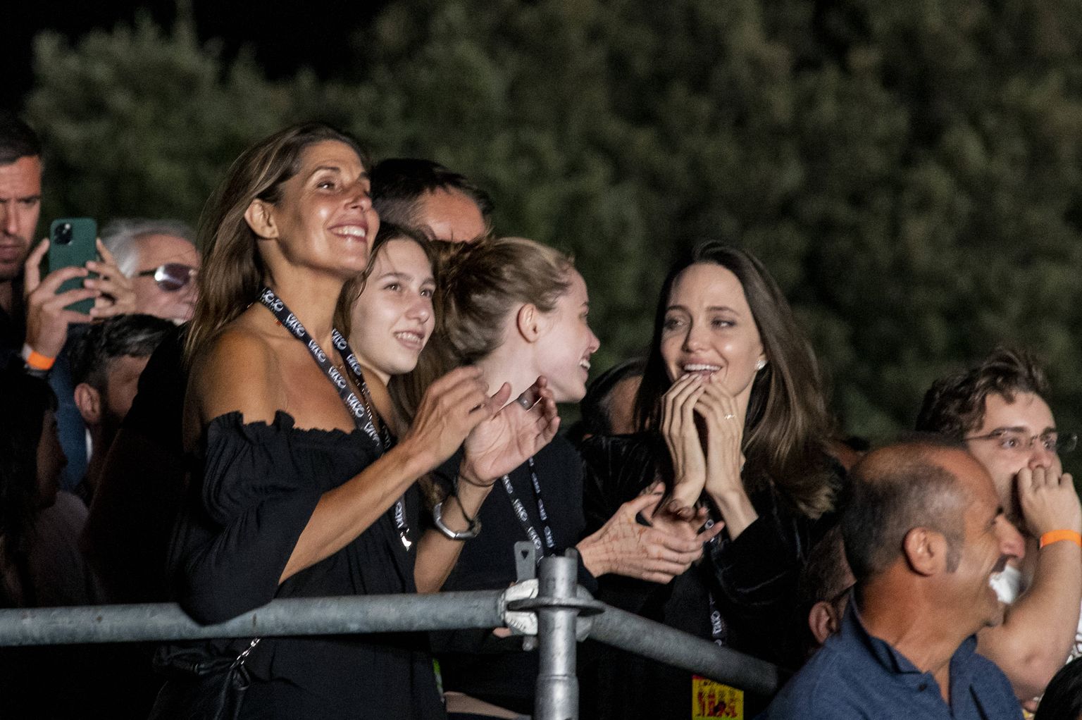 Анджелина Джоли с дочкой на концерте в Италии.