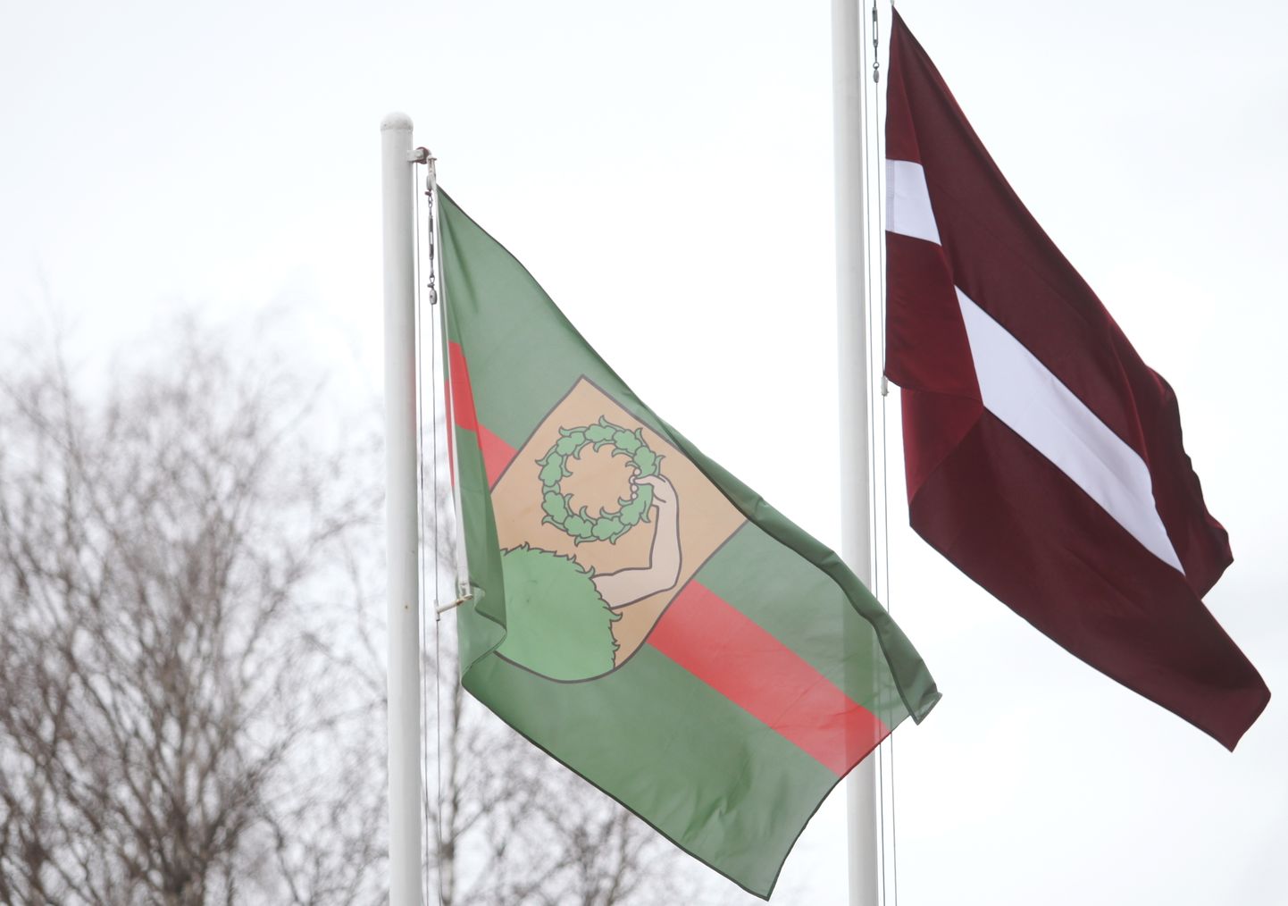 Talsu pilsētas un Latvijas valsts karogi pie Talsu novada pašvaldības.