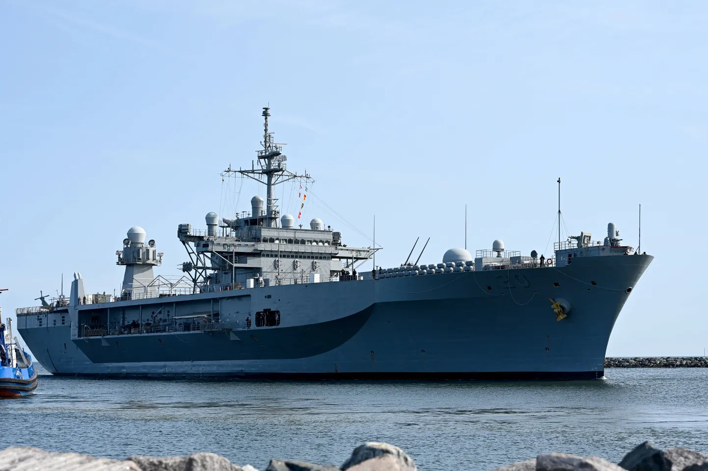 USA staabilaev USS Mount Whitney Saksamaal Warnemünde sadamas.