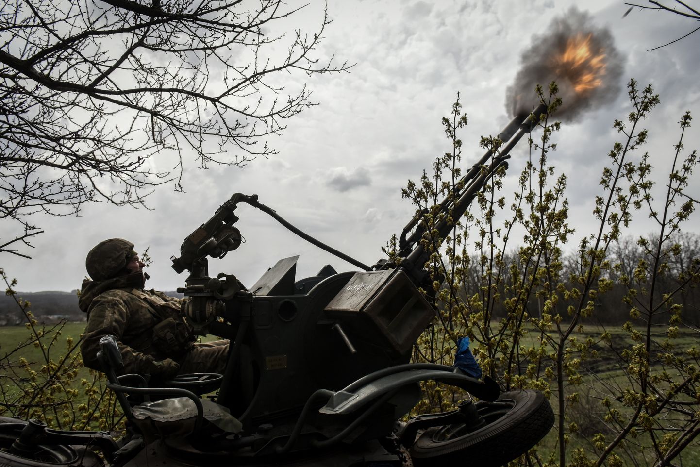Ukraina sõdur andmas tuld Venemaa positsioonide pihta Bahmuti lähistel 7. aprillil 2023. aastal.
