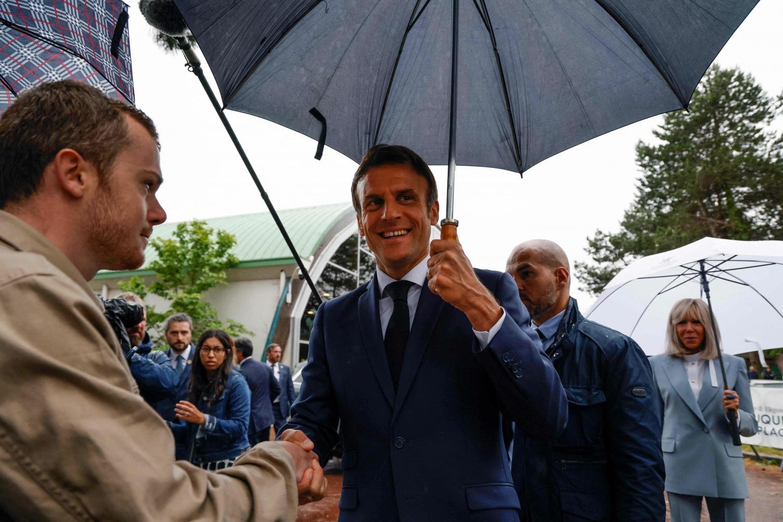 Prantsuse president Emmanuel Macron valimispäeval 19. juunil kohtumas valijatega. 
