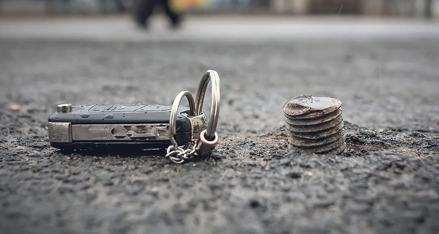 Veel talvel Tallinna maantee bussipeatuse kõrval kõrgunud reklaamtahvlist jäänud köndid on piisavalt madalad, et neid mitte märgata, ent küllalt kõrged, et nende taha komistada.