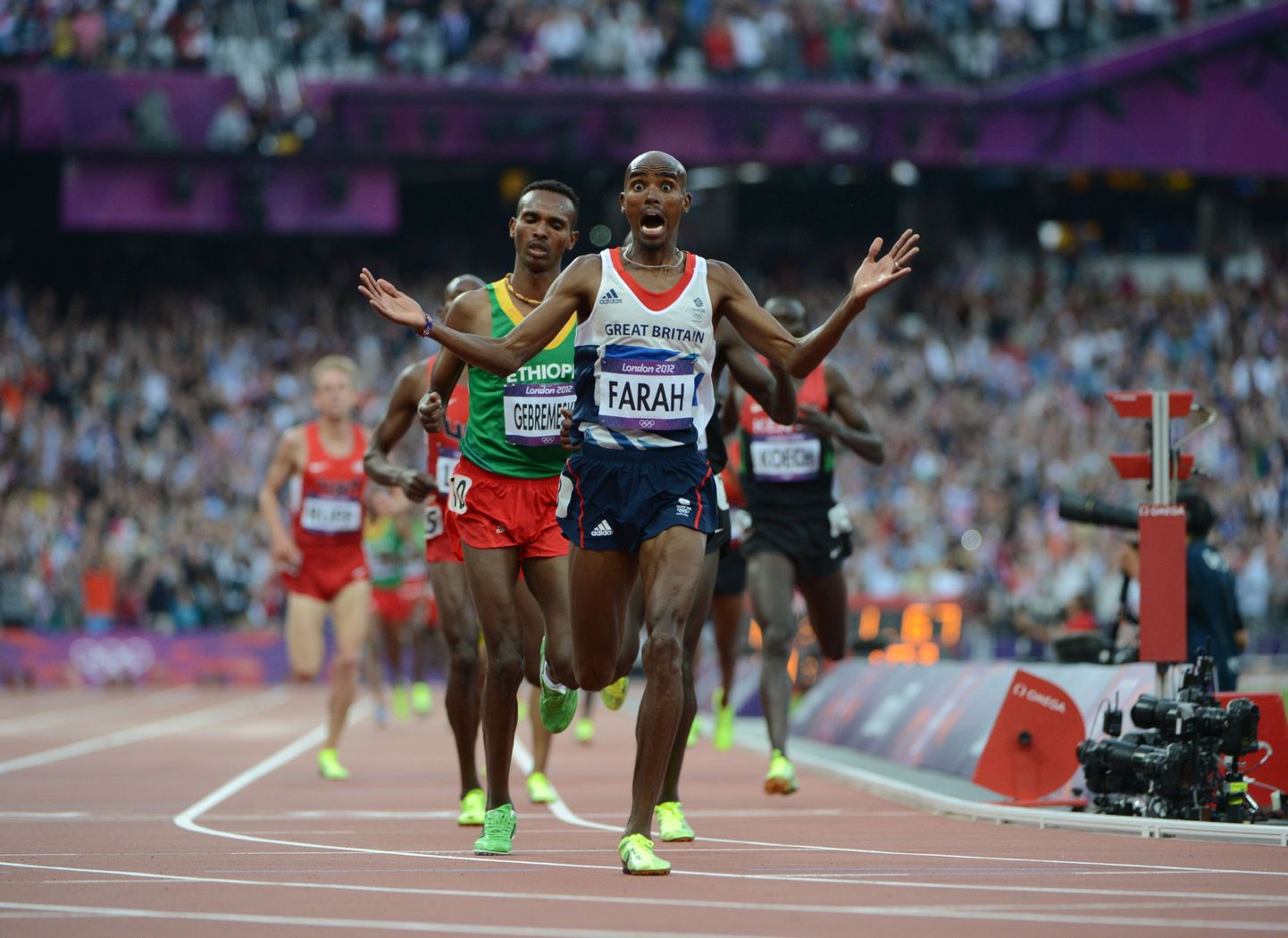 Mo Farah ei suuda ka ise uskuda, et on olümpiavõitja nii 5000 kui 10 000 meetri jooksus.