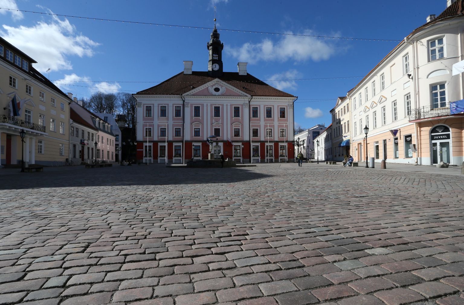 Koroonakriisi ajal on Tartu kesklinn eesotsas Raekoja platsiga muutunud üsna inimtühjaks.