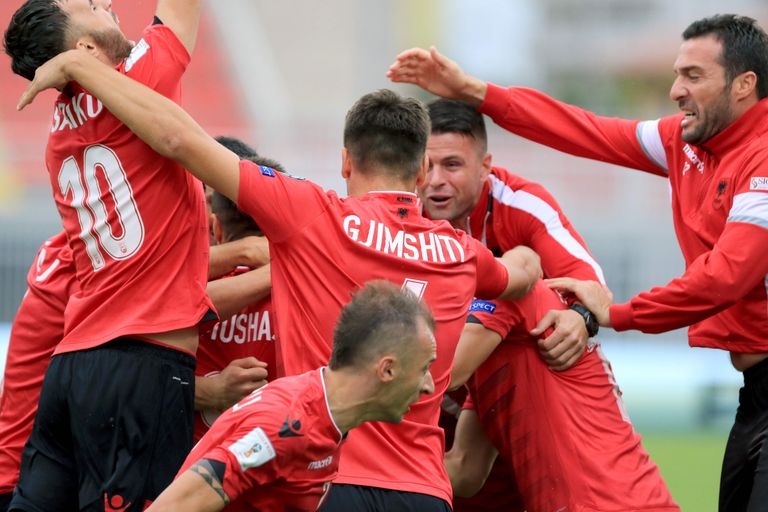 Albaania mängijad tähistavad võiduväravat. Foto: AFP PHOTO / GENT SHKULLAKU
