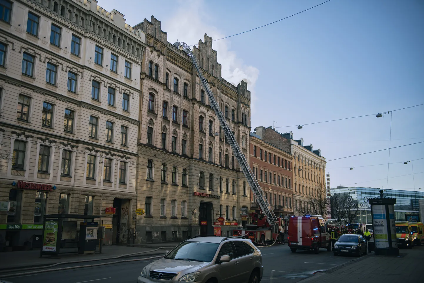 Ugunsnelaime Merķeļa ielā: notikuma vietā norit dzēšanas darbi