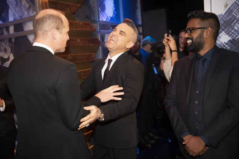 Cambridge'i hertsog ajab pärast teatrietendust juttu Robbie Williamsi ja Romesh Ranganathaniga.