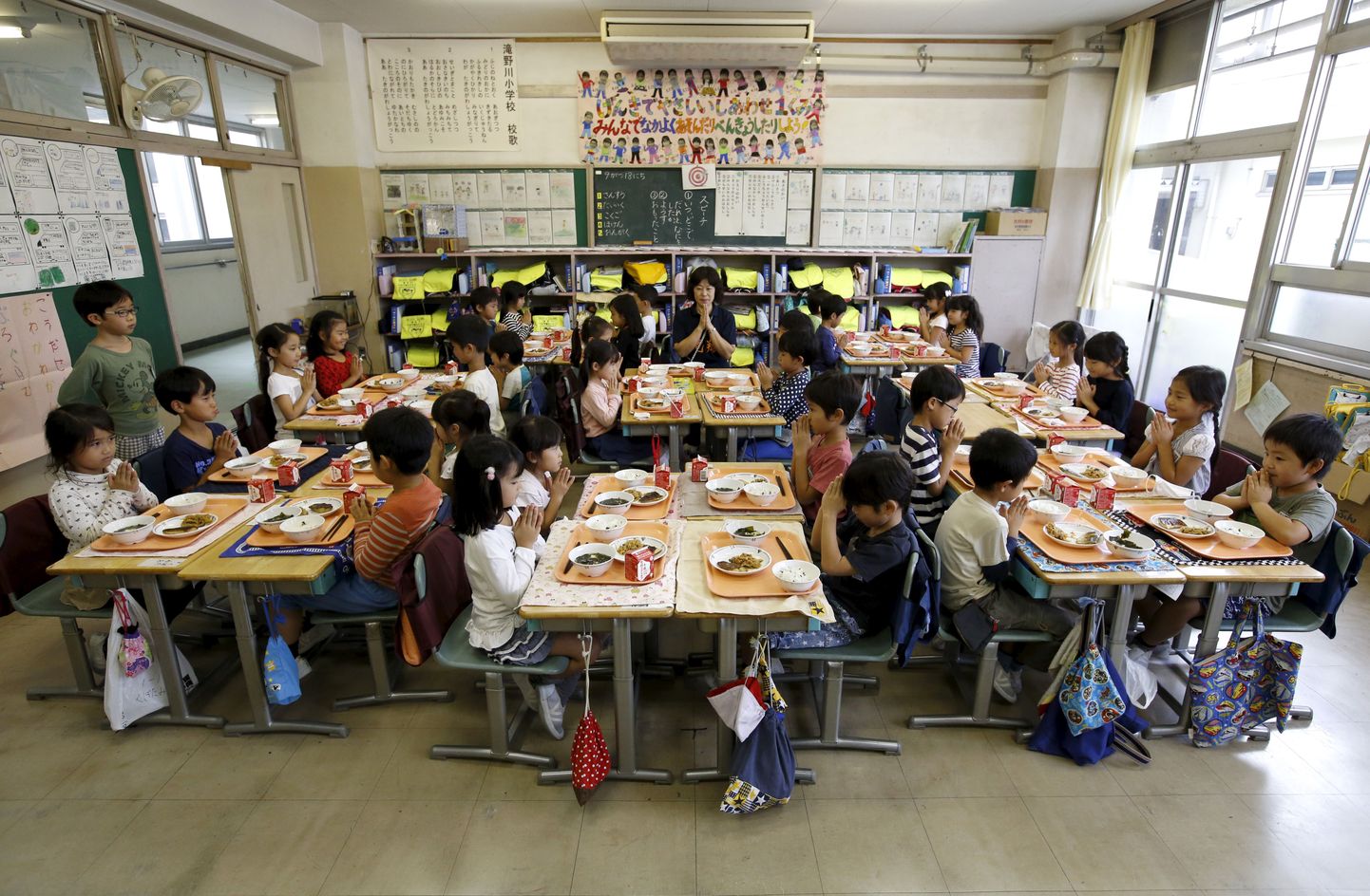 Takinogawa algkooli laste lõunasöök. Tokyo, Jaapan 2015.