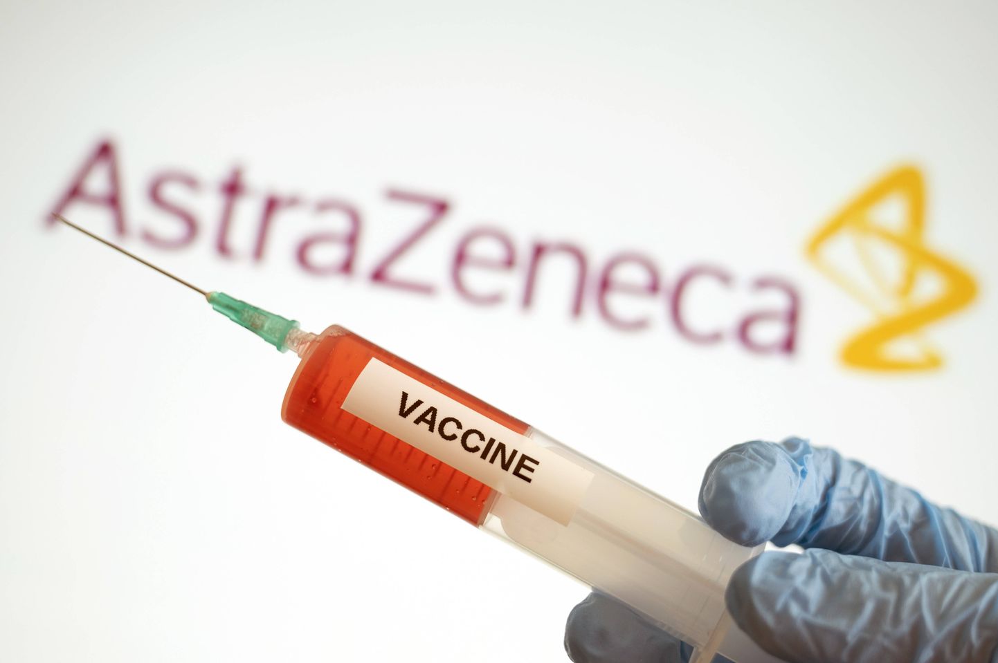 К клиническим испытаниям оксфордской вакцины компании Astra Zeneca привлечены почти 30 тысяч добровольцев.