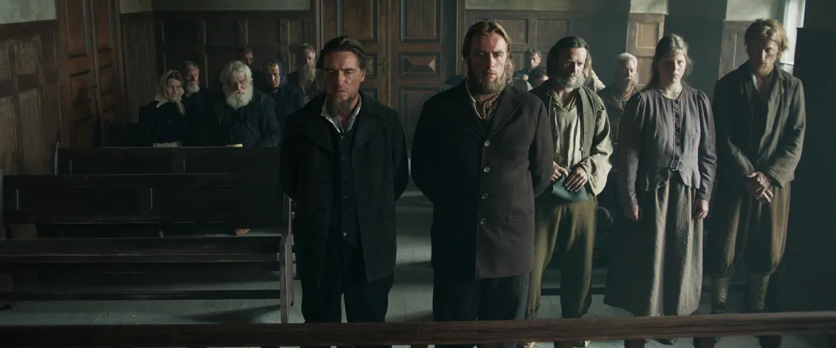 Vargamäe vanad vingamehed Pearu (Priit Võigemast) ja Andres (Priit Loog) «Tõe ja õiguse» filmiversioonis kohtukulli ees.